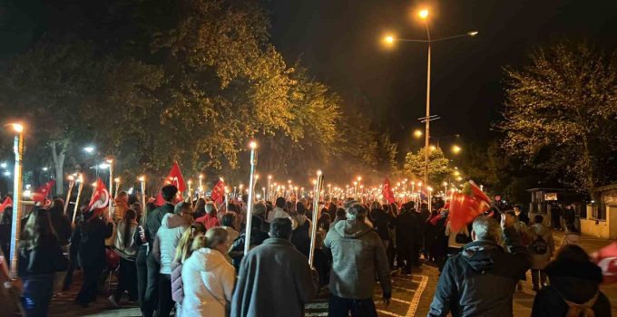 Çanakkale’de Cumhuriyet’in 103’üncü yılı için fener alayına binlerce kişi katıldı