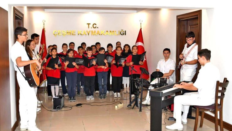 Çeşme’de Koridorda Müzik projesinin 5. yıl konserinde öğrenciler sahne aldı