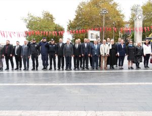 Çınarcık’ta 19 Ekim Muhtarlar Günü töreninde Atatürk Anıtı’na çelenk sunuldu