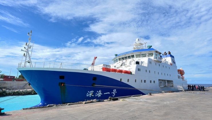 Çin’in Jiaolong aracını taşıyan araştırma gemisi Naoero’yu ziyaret etti