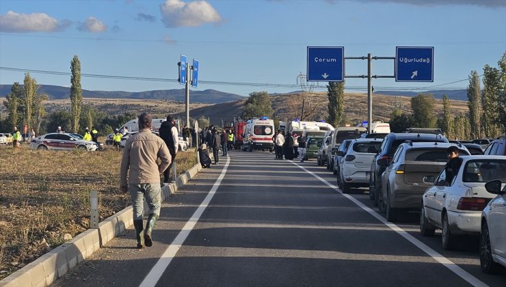 Çorum’da iki otomobil çarpıştı, Uğurludağ kavşağında 7 kişi yaralandı