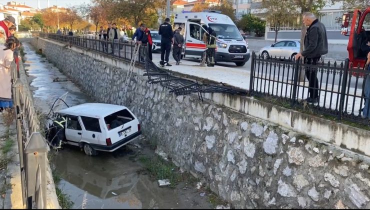 Çorum’da park halindeki araca çarpan otomobil kanala devrildi, sürücü alkollü çıktı