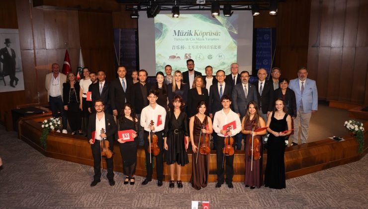 ÇÜ’de düzenlenen törende Çin Müziği Yarışması’nda dereceye girenlere ödülleri verildi