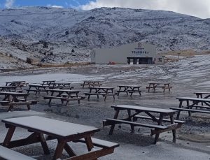 Denizli’de Nikfer Kayak Merkezi de mevsimin ilk karıyla beyaza büründü
