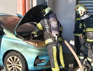 Denizli’de park halindeki elektrikli otomobilde çıkan yangın itfaiyece söndürüldü
