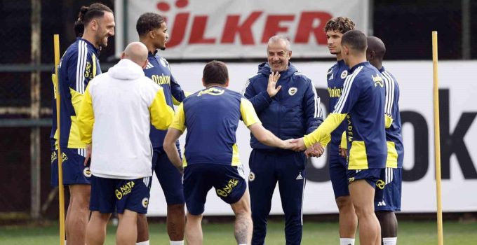 Derbi öncesi Fenerbahçe’de 2 eksik! Mert Müldür dönüyor, İsmail Kartal’ın muhtemel 11’i belli oldu