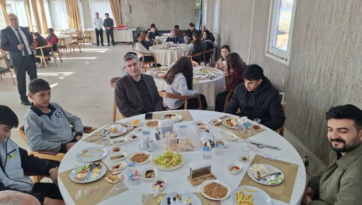 Diyadin Kaymakamı Korkusuz, Ağrı’da lise öğrencileriyle kahvaltıda buluştu
