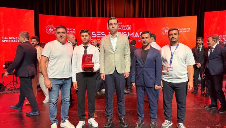 Diyarbakırlı genç, Türkiye finalinde Celal Güzelses’in eseriyle üçüncü oldu