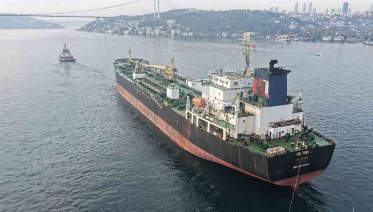 Dron saldırısında hasar gören AK ANA tankeri Boğaz’dan geçti, gemi trafiği kapandı