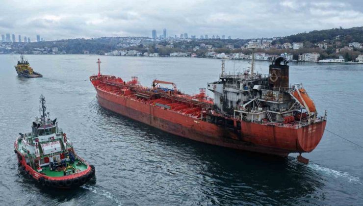 Dronla vurulan tanker İstanbul Boğazı’ndan geçti! Boğaz gemi trafiğine çift yönlü kapatıldı