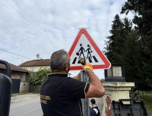 Düzce İl Özel İdaresi köy yollarında trafik levhası çalışmalarını tamamladı