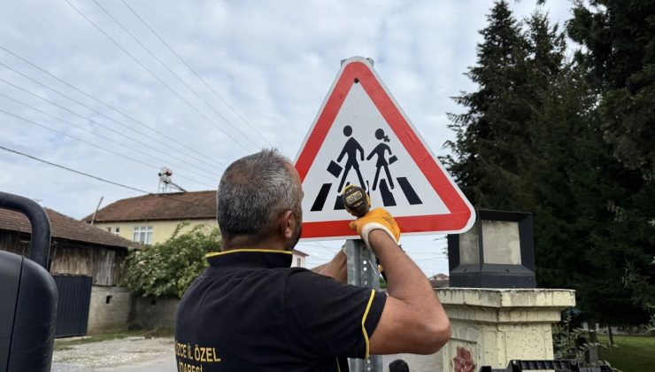 Düzce İl Özel İdaresi köy yollarında trafik levhası çalışmalarını tamamladı