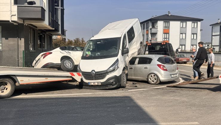 Düzce’de 3 aracın karıştığı kazada park halindeki araç yan yattı, 3 kişi yaralandı