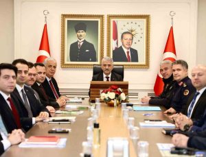 Düzce’de güvenlik ve asayiş toplantısı Vali Mehmet Makas başkanlığında yapıldı