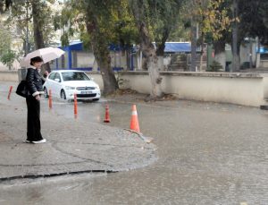 Edirne’de gök gürültülü sağanak cadde ve sokaklarda su birikintilerine yol açtı