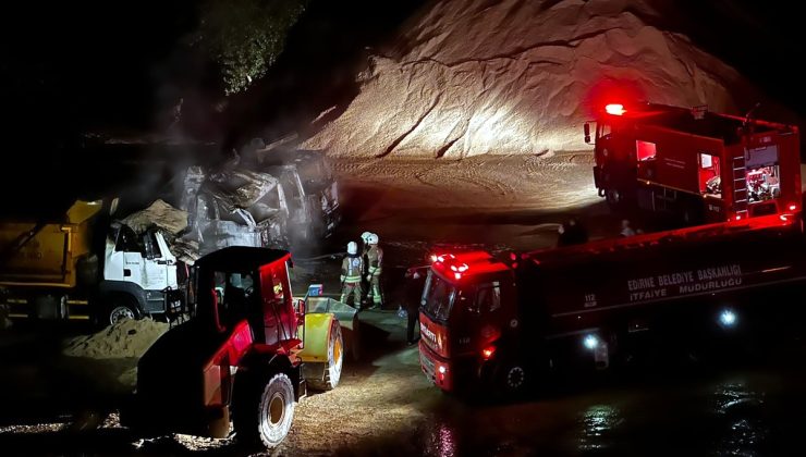 Edirne’de kum ocağında alev alan 3 kamyon kullanılamaz hale geldi