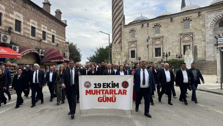 Edirne’de muhtarlar 19 Ekim Muhtarlar Günü’nde Atatürk Anıtı’na çelenk sundu