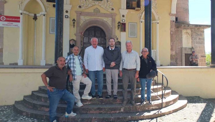Edremit Güre’de 1880 yılında yaptırılan tarihi Merkez Camii ziyaretçi ilgisi görüyor