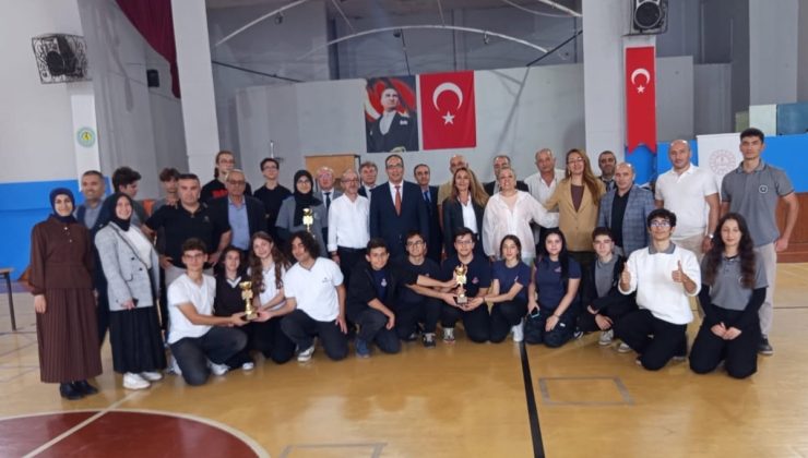 Efeler’de çevre bilgi yarışmasına 9 okul katıldı, dereceye girenlere kupa verildi