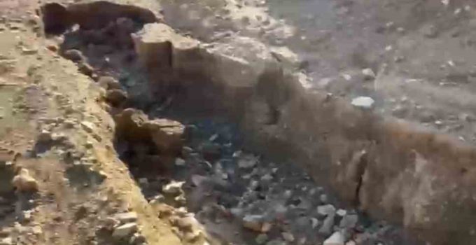 Elazığ Arıcak’ta sel yayla yolunu yararak ulaşımı tehlikeli hale getirdi