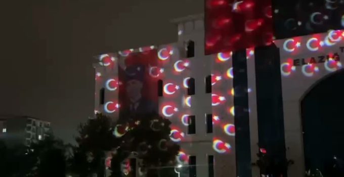 Elazığ Valilik binası 29 Ekim öncesi Türk bayrağı ve ay yıldızla ışıklandırıldı