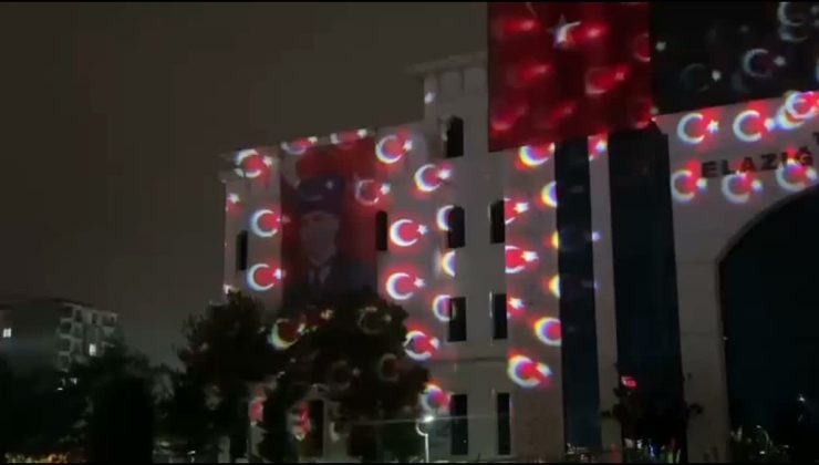 Elazığ Valilik binası 29 Ekim öncesi Türk bayrağı ve ay yıldızla ışıklandırıldı