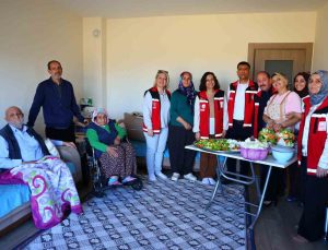 Elazığ’da gönüllüler 84 yaşındaki Özbay çiftine kışlık hazırlıkta yardım etti