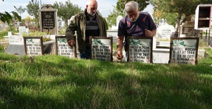 Erciş depreminde yakınlarını kaybeden Koçak kardeşler, 15. yılda mezarlıkta dua etti