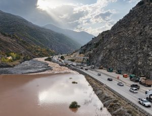Erzincan-Erzurum kara yolunda sel ve heyelan tahribatı havadan görüntülendi