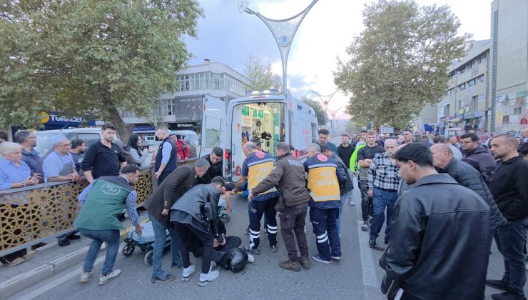 Erzincan’da motosikletin çarptığı yaya ile sürücü dahil 2 kişi ağır yaralandı
