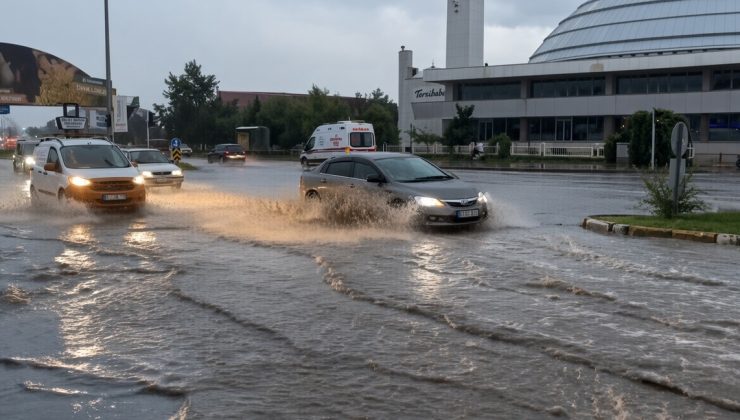 Erzincan’da sağanak günlük yaşamı aksattı, yağmur suları evlerin kapısına dayandı