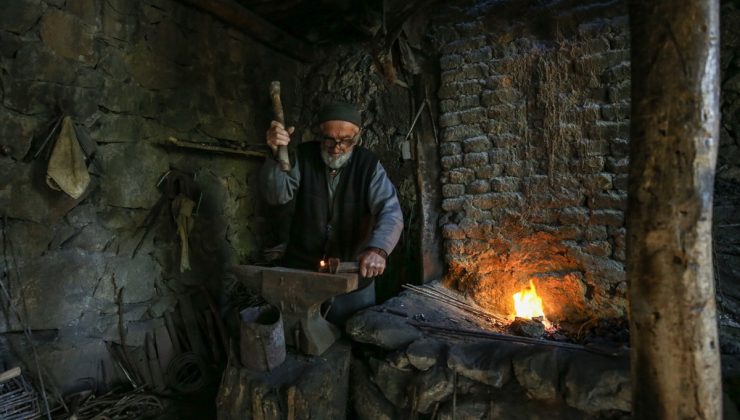 Erzurum Oltu’da 85 yaşındaki demirci Nurettin Toprak 60 yıldır aynı örste nal dövüyor