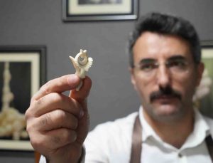 Erzurum’da güvenlik görevlisi Ramiz Bulut, Oltu taşını tespihlere işliyor