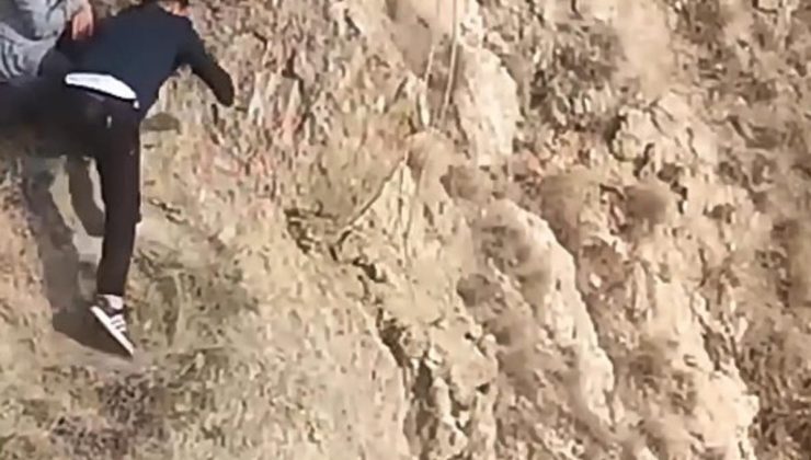 Erzurum’da kurttan kaçan koyun uçurumda mahsur kaldı! Gençler halattan kementle kurtardı