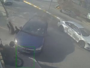 Esenyurt’ta otomobil motosiklete ve yayaya çarptı, 2 kişi ağır yaralandı