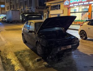 Eskişehir Tepebaşı’nda seyir halindeki otomobil alev alarak kullanılamaz hale geldi