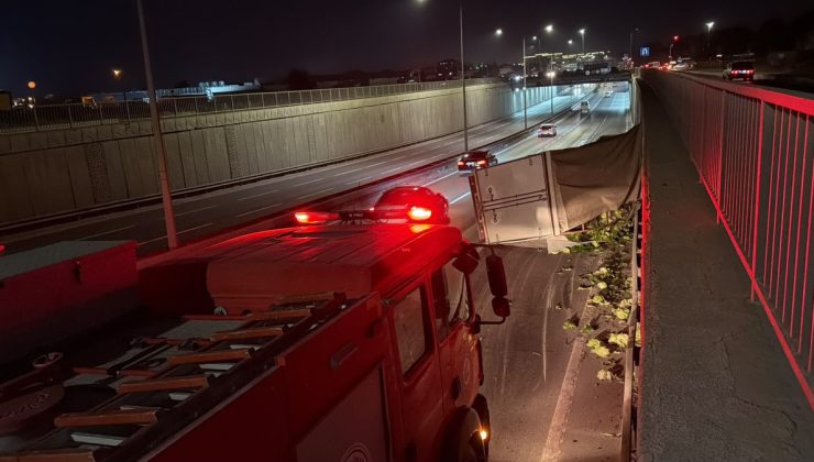 Eskişehir’de alt geçitte devrilen kamyonetin 4 ton marulu yola saçıldı