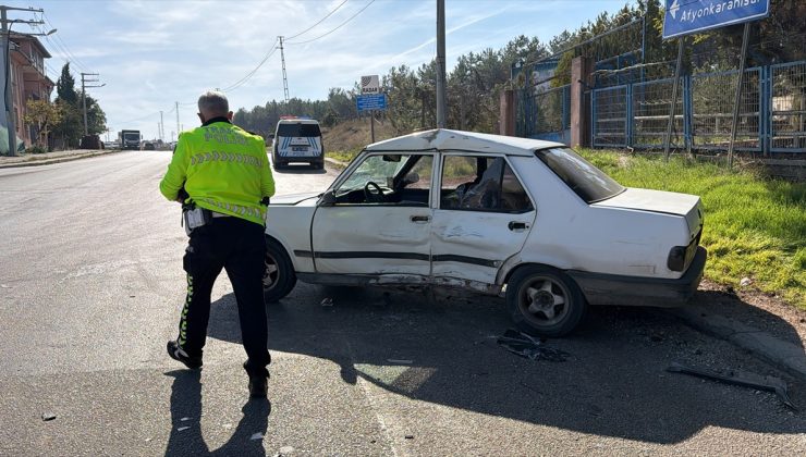 Eskişehir’de kamyonla çarpışan otomobildeki 2 kişi yaralandı