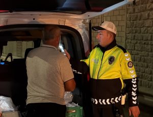 Eskişehir’de marul yüklü kamyonet devrildi, sürücü kazayı yara almadan atlattı
