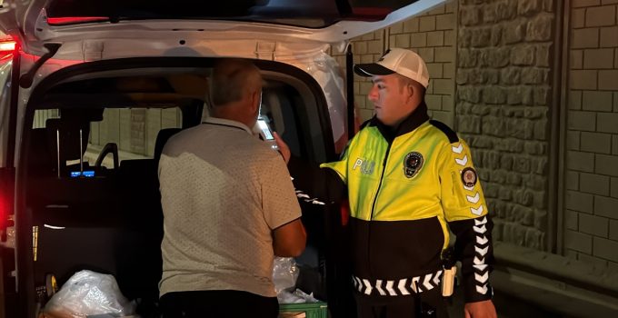 Eskişehir’de marul yüklü kamyonet devrildi, sürücü kazayı yara almadan atlattı