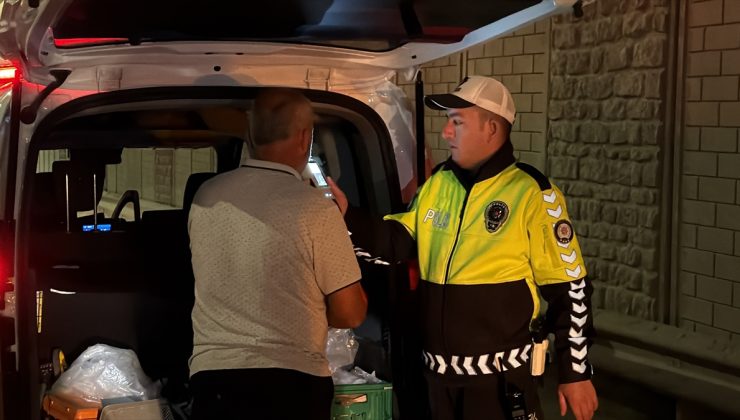 Eskişehir’de marul yüklü kamyonet devrildi, sürücü kazayı yara almadan atlattı