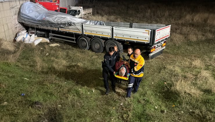 Eskişehir’de tır tarlaya girip duvara çarptı, 2 yaralıdan sürücü kabinde sıkıştı
