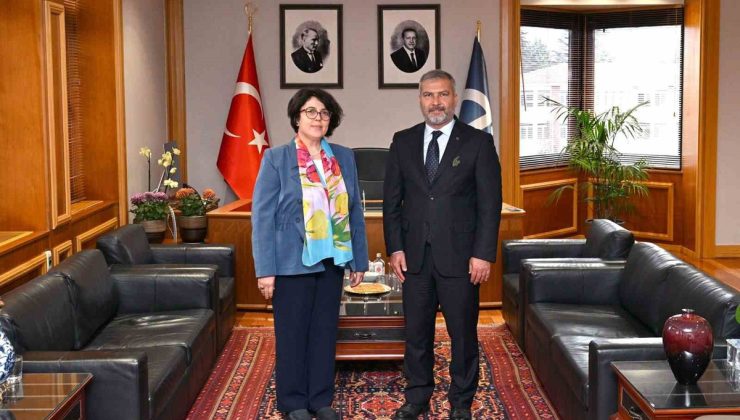 ESOGÜ Rektörü Gümüşsoy, Anadolu Üniversitesi Rektörü Adıgüzel’e iadeiziyaret yaptı.