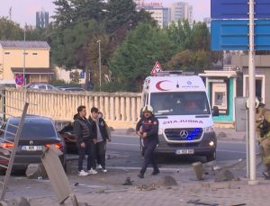 Eyüpsultan’da iddiaya göre ışıkları çalışmayan kavşakta iki araç çarpıştı, 4 yaralı