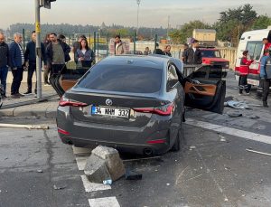 Eyüpsultan’da iki otomobil çarpıştı, ışık tamirine gelen işçiyle 4 kişi yaralandı
