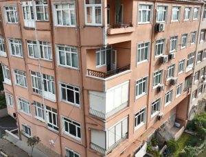 Eyüpsultan’da kolonunda çatlak tespit edilen 5 katlı bina tahliye edilip mühürlendi