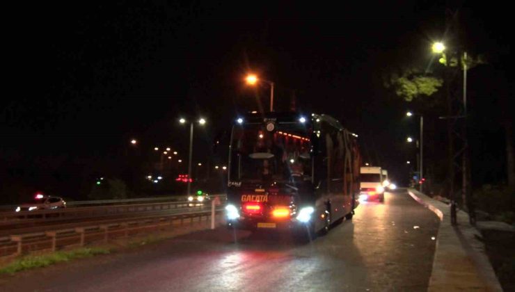 Fenerbahçe’yi 2-1 yenen Galatasaray’ın takım otobüsü Kemerburgaz’a geldi