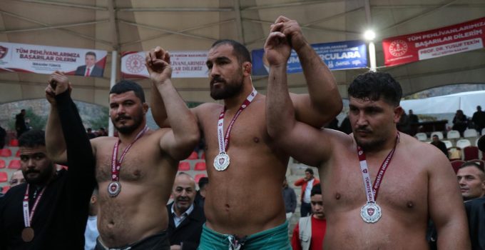 Feyzullah Aktürk, Erzurum Uzundere’de 103. Karakucak Güreşleri’nde başpehlivan oldu