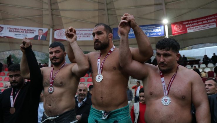 Feyzullah Aktürk, Erzurum Uzundere’de 103. Karakucak Güreşleri’nde başpehlivan oldu