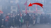Fransa'daki protestolarda TİP bayrağı sürprizi